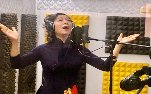 Ba nghệ sĩ người Hà Nội thể hiện ca khúc ''Trong mưa'' hướng về miền Trung